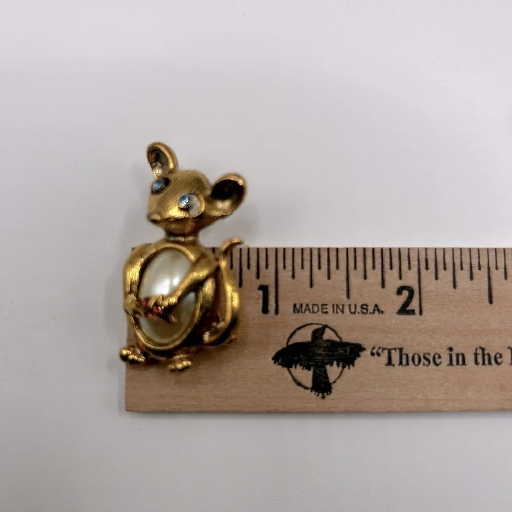 Vintage Mouse Rhinestone Brooch with Cabochon Pearl belly Cheese Crystal…​​​​ - Picture 6 of 9
